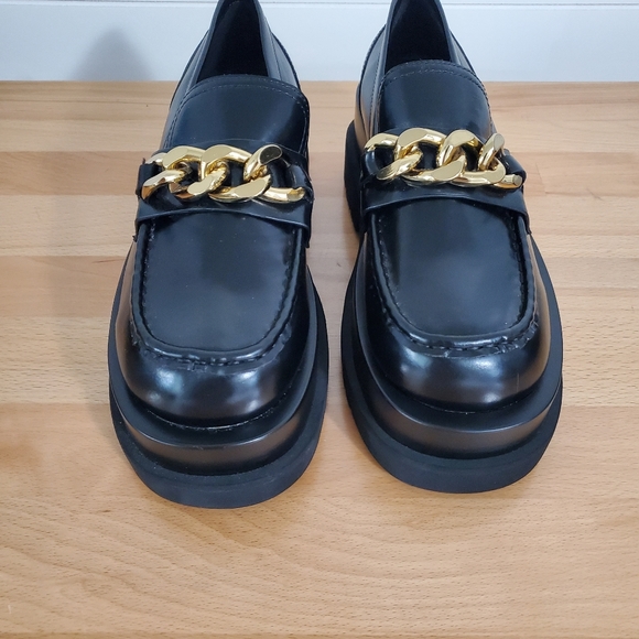 Jeffrey Campbell Black Loafers with Gold Chain - Picture 4 of 11